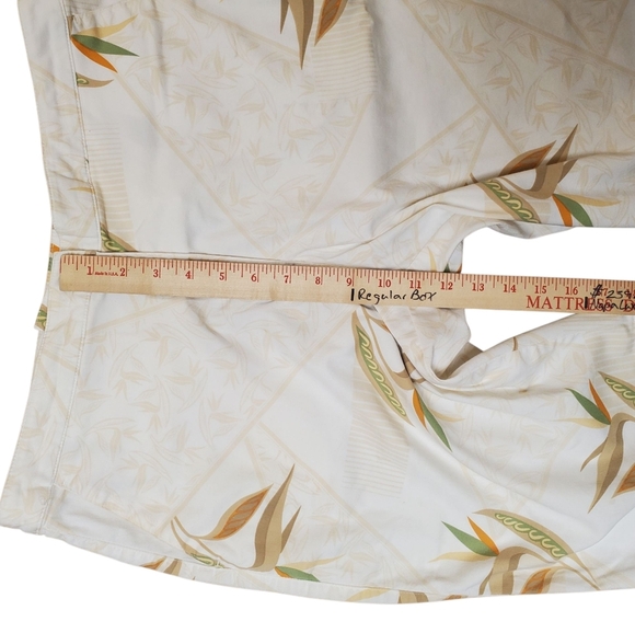 Banana Bay Cream and Tan Bermuda Shorts. Women's LG - Picture 9 of 10